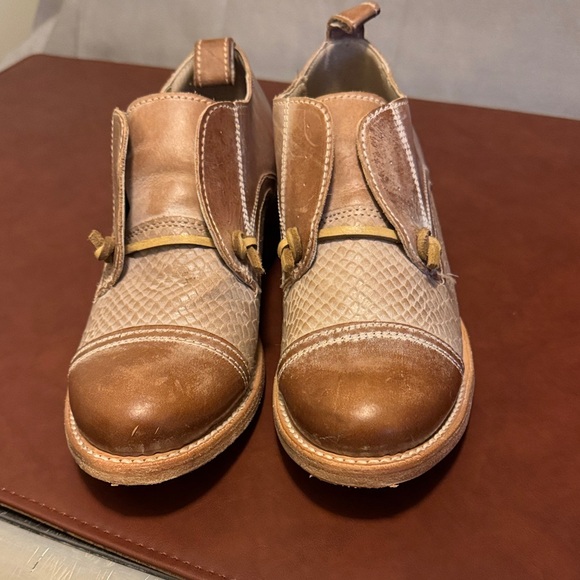 Freebird LIKE NEW Two-Tone Leather Loafers - Picture 2 of 15